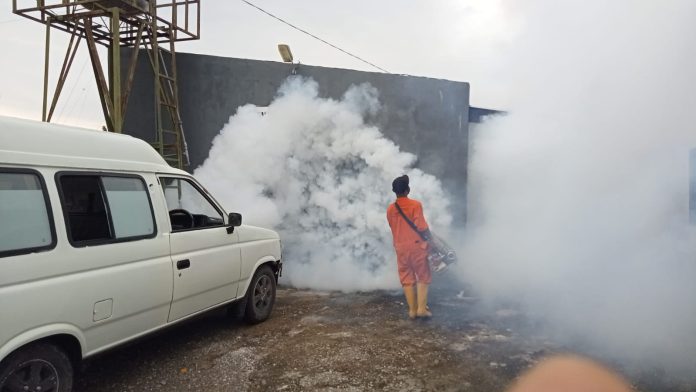 Tim dari Dinkes Kota Kupang bersama R2 lakukan Fogging (dok.istimewa)
